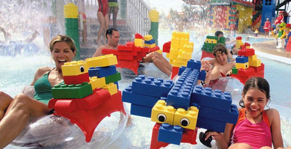 Család a Legoland vízi parkjában egy csúszdán